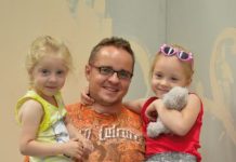 Wywiad z Mariuszem Chojnowskim – Black Hat Tiling Mariusz Chojnowski z dziećmi