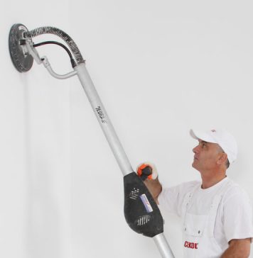 Szpachlowanie gładziami gipsowymi szlifowanie ściany