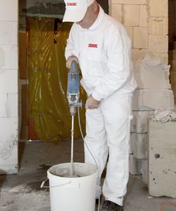 mieszanie kleju do płytek