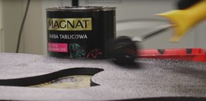 malowanie z użyciem farby tablicowej