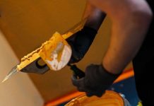 Tynki cienkowarstwowe elewacyjne. Rodzaje tynków Tynki cienkowarstwowe elewacyjne -kladzenie-tynku