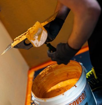 Tynki cienkowarstwowe elewacyjne. Rodzaje tynków Tynki cienkowarstwowe elewacyjne -kladzenie-tynku